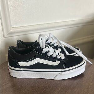NEW !!Vans Black and White Old Skool Sneakers Iconic Design